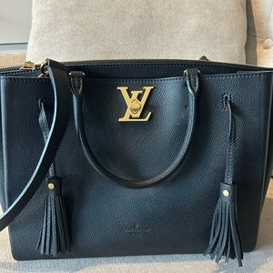 LOUIS VUITTON Lockmeto Black
Leather Tassel Tote Bag
